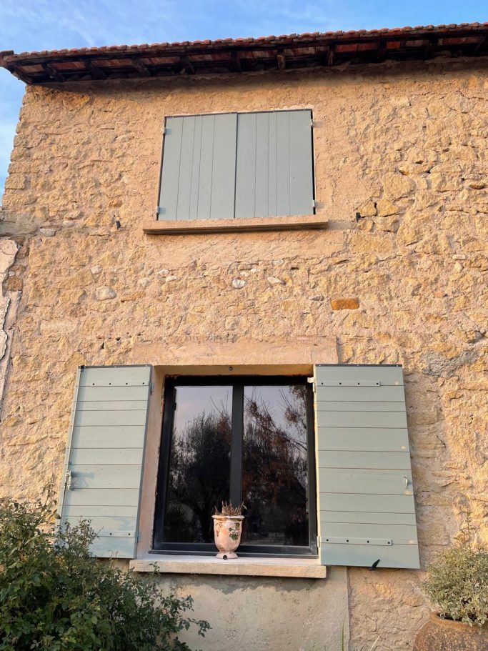 Volets provençaux sur un mas