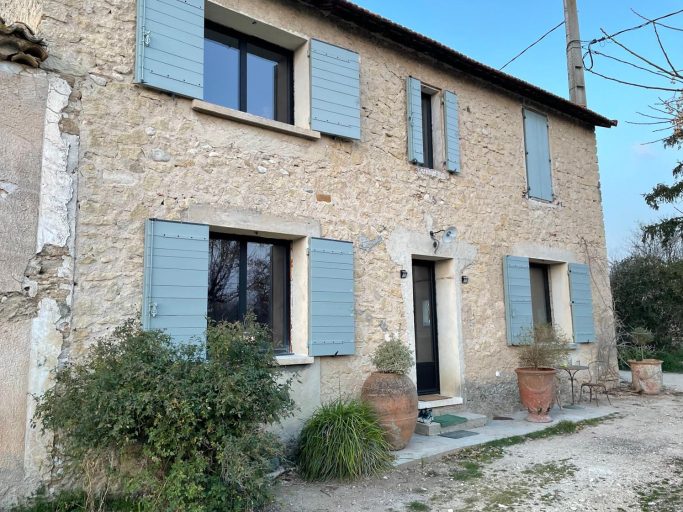 Volets provençaux sur un mas
